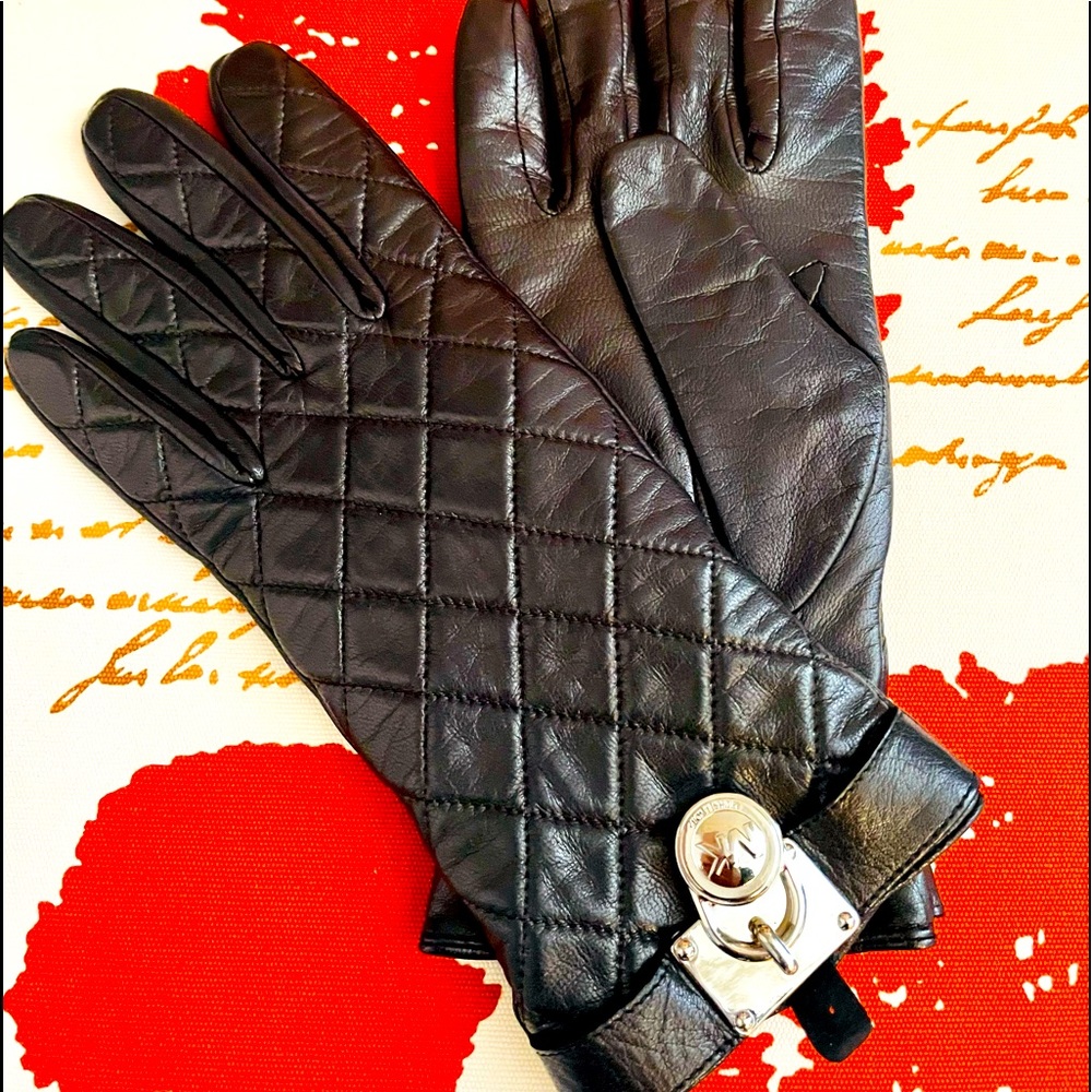 Michael Kors Quilted Leather Hamilton
Lock Gloves